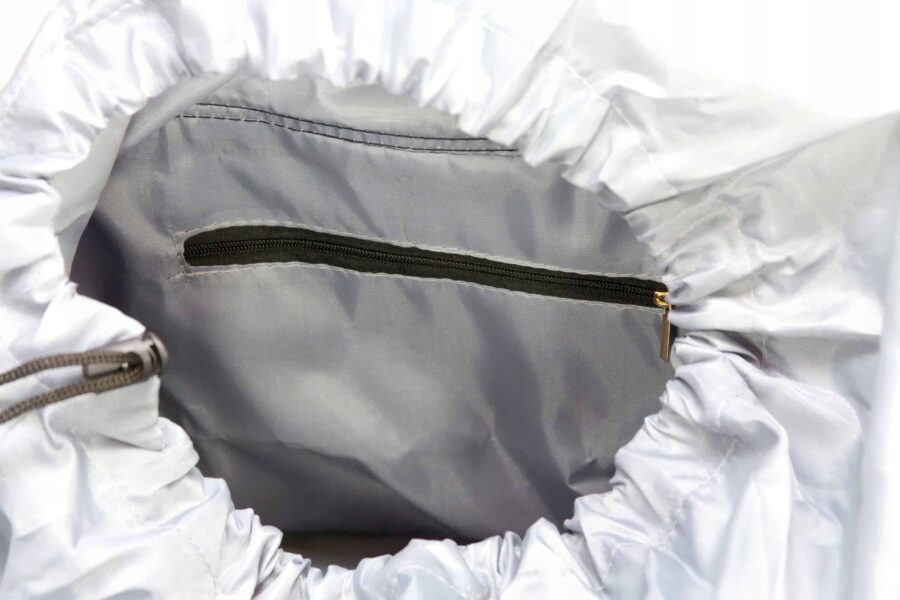 Interior rucsac gri cu fermoar negru