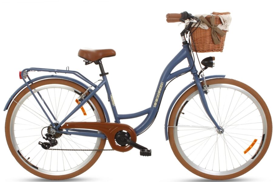 Bicicletă albastră cu coș împletit maro.