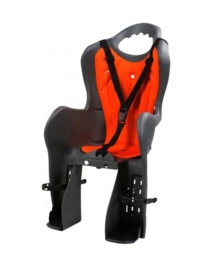 Scaun portocaliu pentru copii, cu centuri de siguranță.