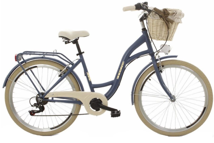 Bicicletă albastră cu coș din ratan pe ghidon.