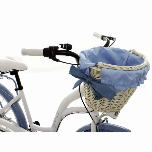 Bicicletă albă cu coș albastru decorativ.