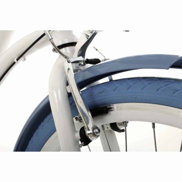 Detaliu bicicletă cu anvelopă albastră și apărătoare.