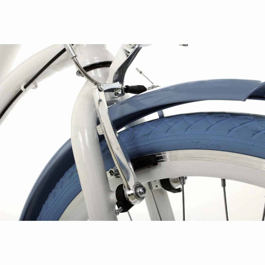 Detaliu bicicletă cu anvelopă albastră și apărătoare.