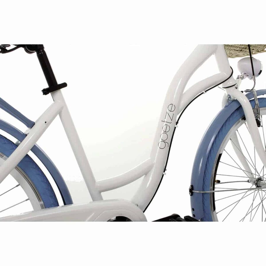 Bicicletă albă cu roți albastre, detaliu lateral.