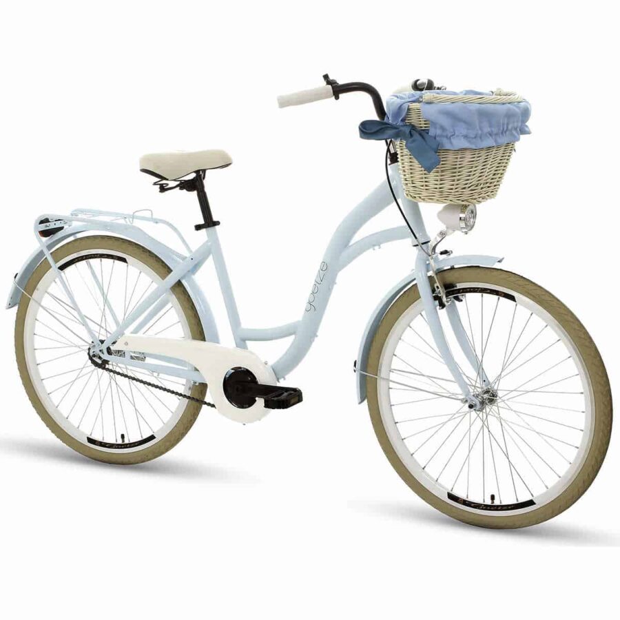 Bicicletă albastră cu coș din nuiele în față.