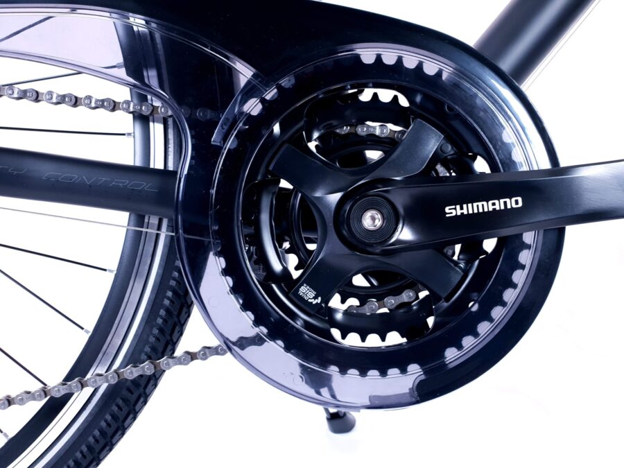Detaliu lanț și pedalier bicicletă Shimano negru