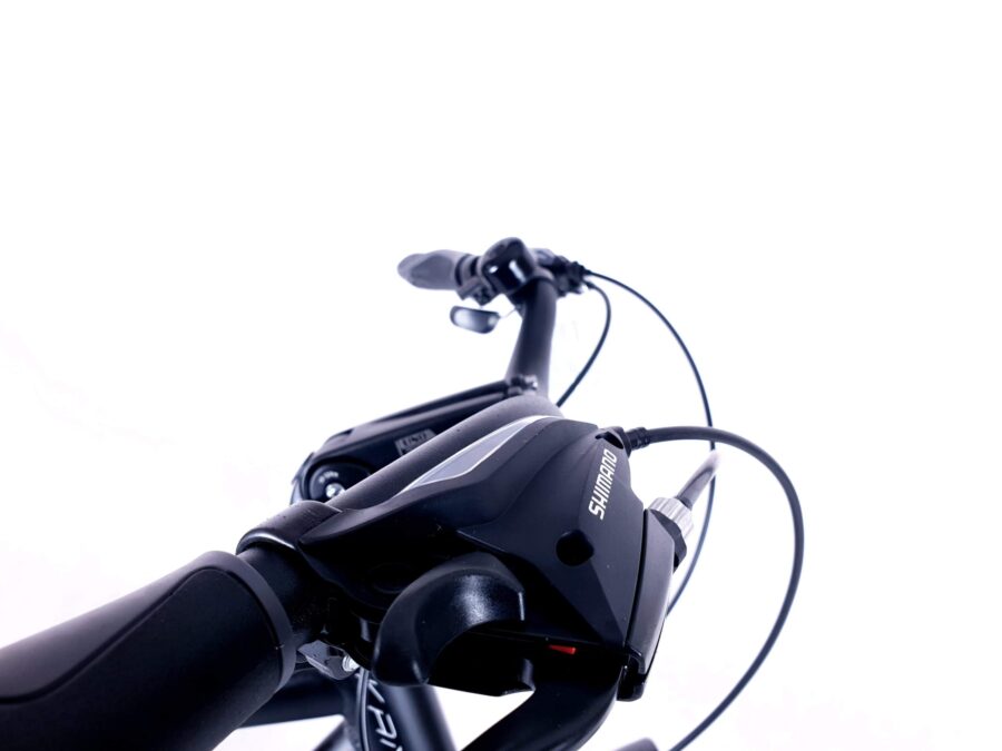 Mânere și schimbător Shimano pe bicicletă albă modernă.