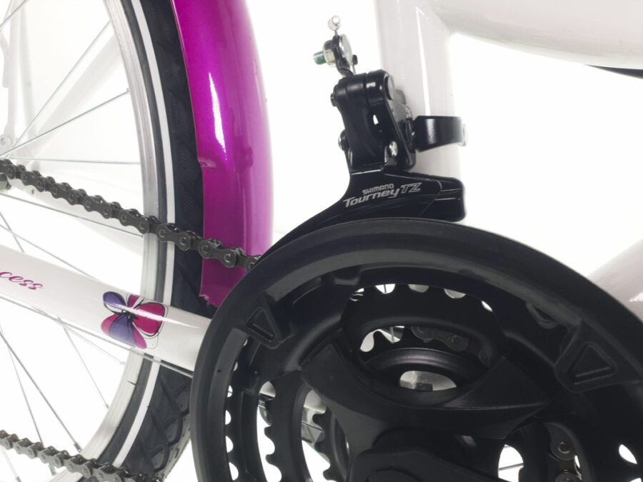 Detaliu lanț bicicletă cu schimbător Shimano Tourney TZ.