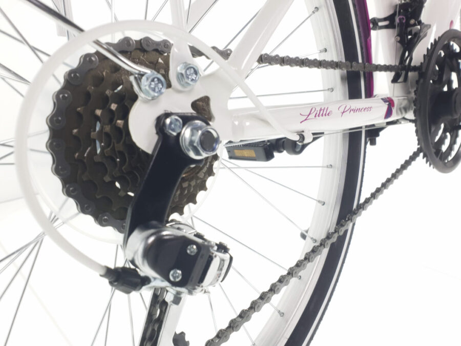 Detaliu lanț bicicletă albă, scris Little Princess.