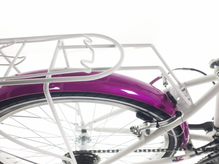 Bicicletă albă cu aripi roșii și portbagaj