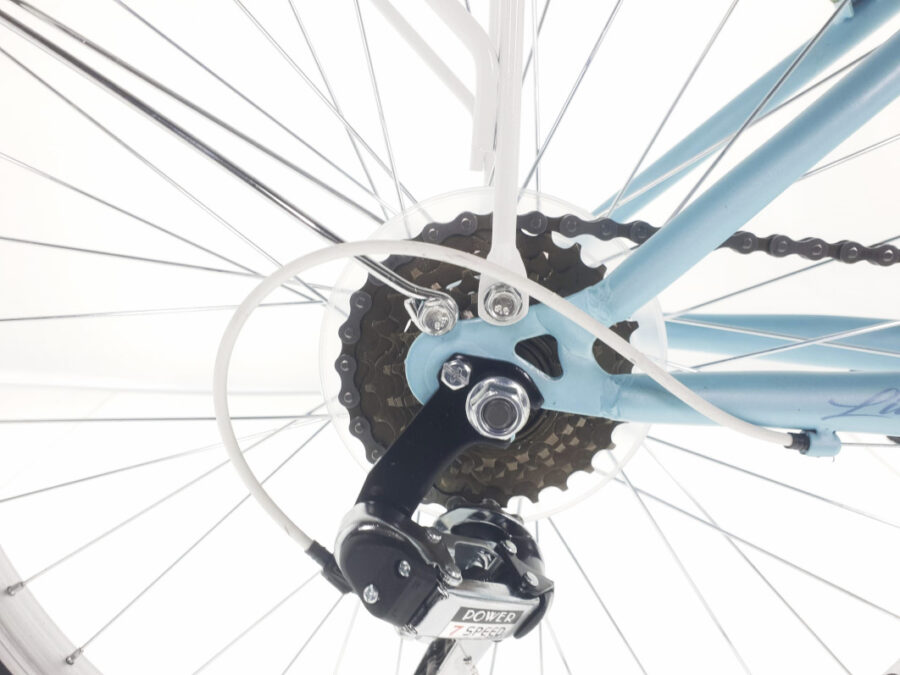 Detaliu schimbător bicicletă albastră și lanț metalic