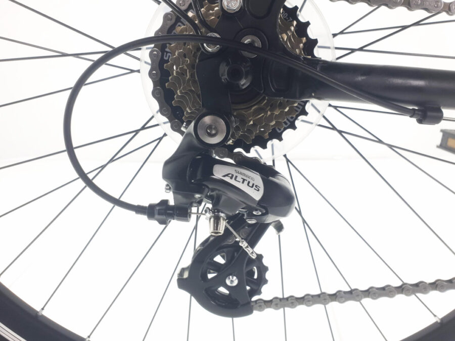Schimbător Shimano Altus pe bicicletă, detaliu roată.