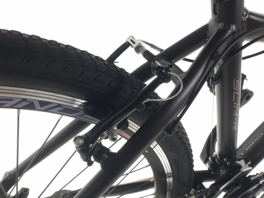 Cadru de bicicletă montană cu anvelopă groasă.