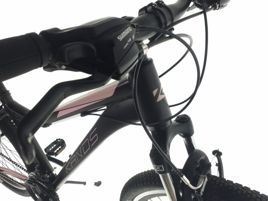 Bicicletă montană neagră cu echipament Shimano.