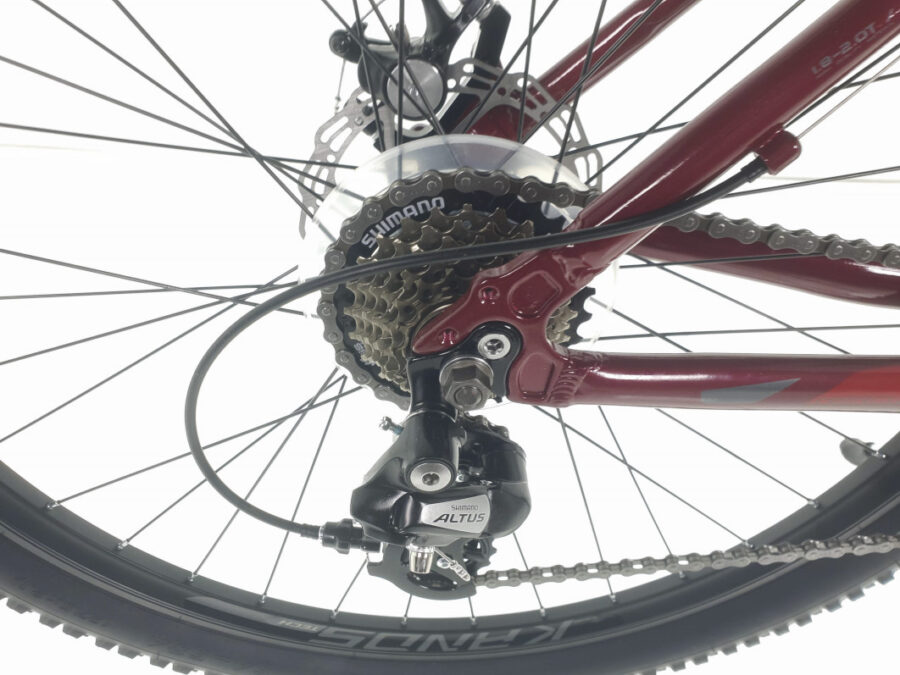 Schimbător Shimano Altus pe o bicicletă.