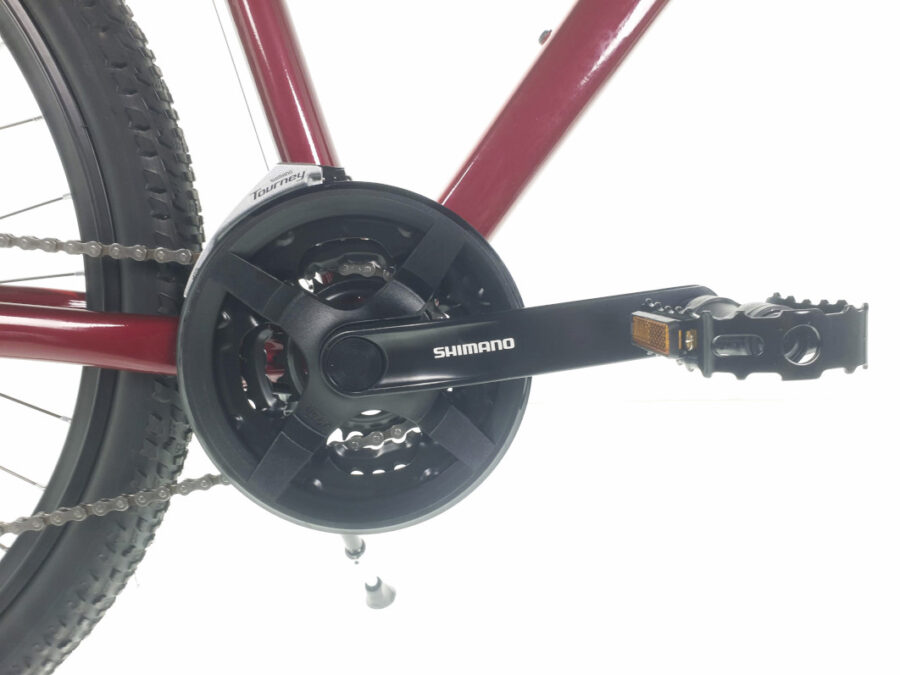 Lanț și pedală bicicletă Shimano pe cadru roșu.