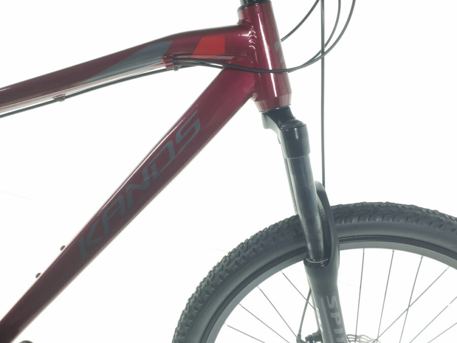 Cadru bicicletă roșie cu furcă frontală neagră.