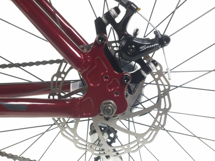 Frână disc bicicleta roșie și argintie pe cadru.