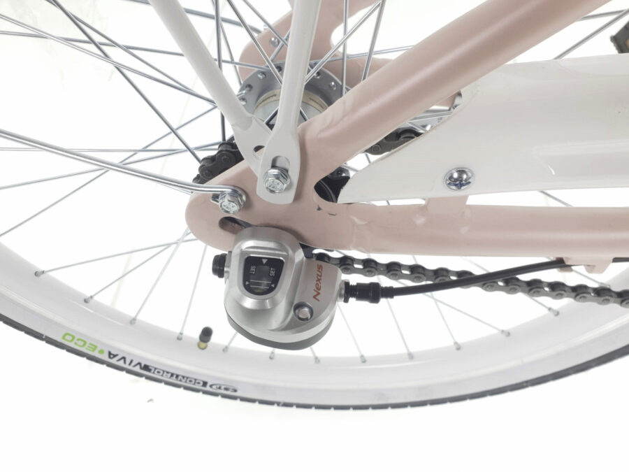 Detaliu ax bicicletă cu angrenaj Shimano Nexus