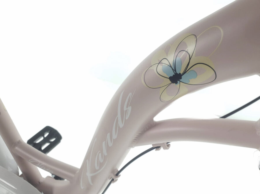 Cadru roz de bicicletă cu fluture decorativ.