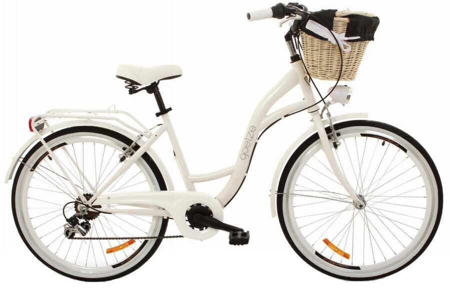 Bicicletă albă cu coș de răchită.