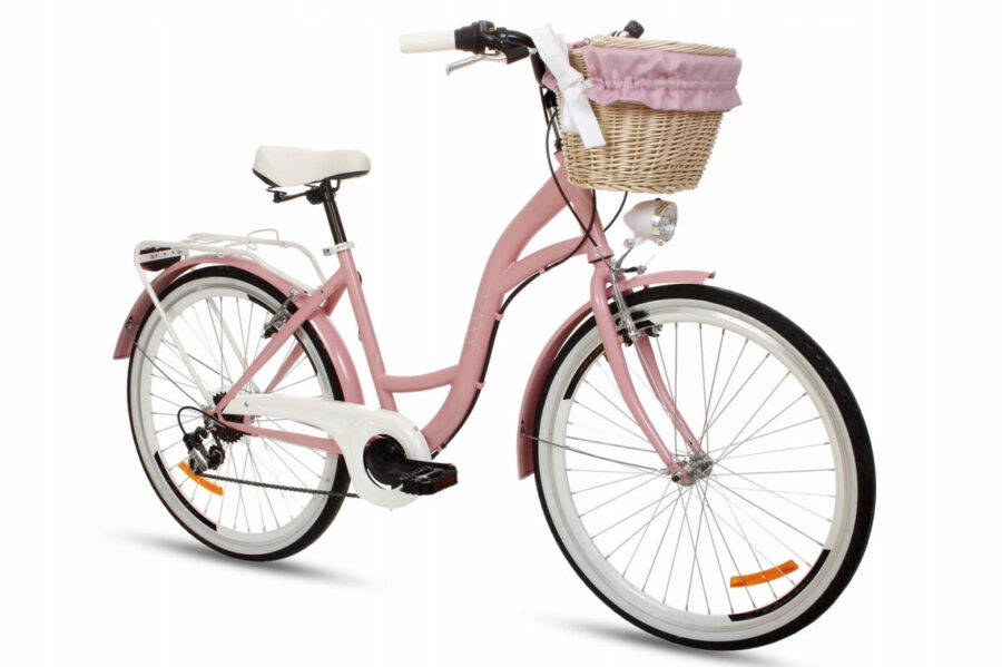 Bicicletă roz cu coș din răchită.