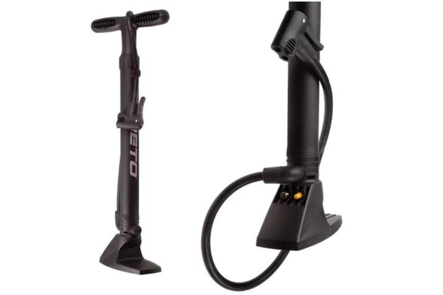 Pompa de bicicletă neagră, manuală, cu furtun