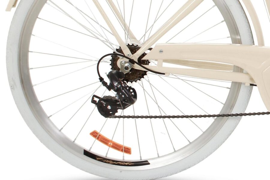 Roata și lanțul unei biciclete crem moderne.