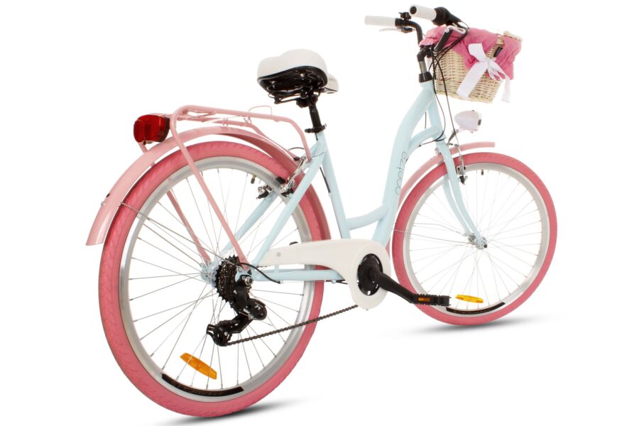 Bicicletă retro albă cu coș roz pe ghidon.