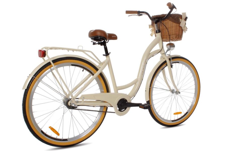 Bicicletă vintage crem cu coș din răchită.