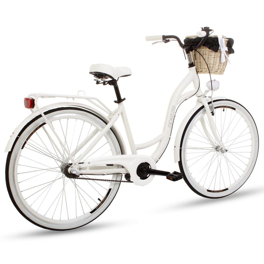 Bicicletă albă cu coș de răchită.