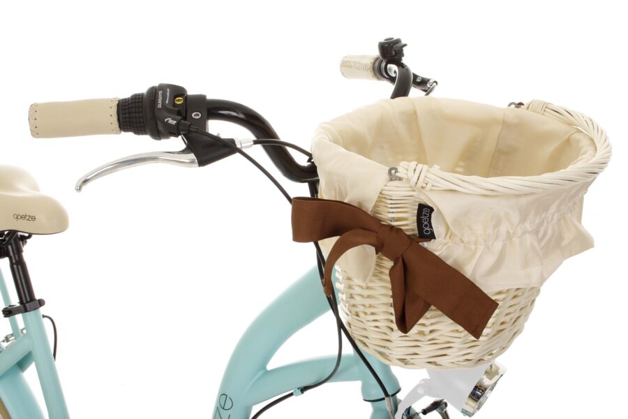 Coș bicicletă din răchită cu fundă maro elegantă.