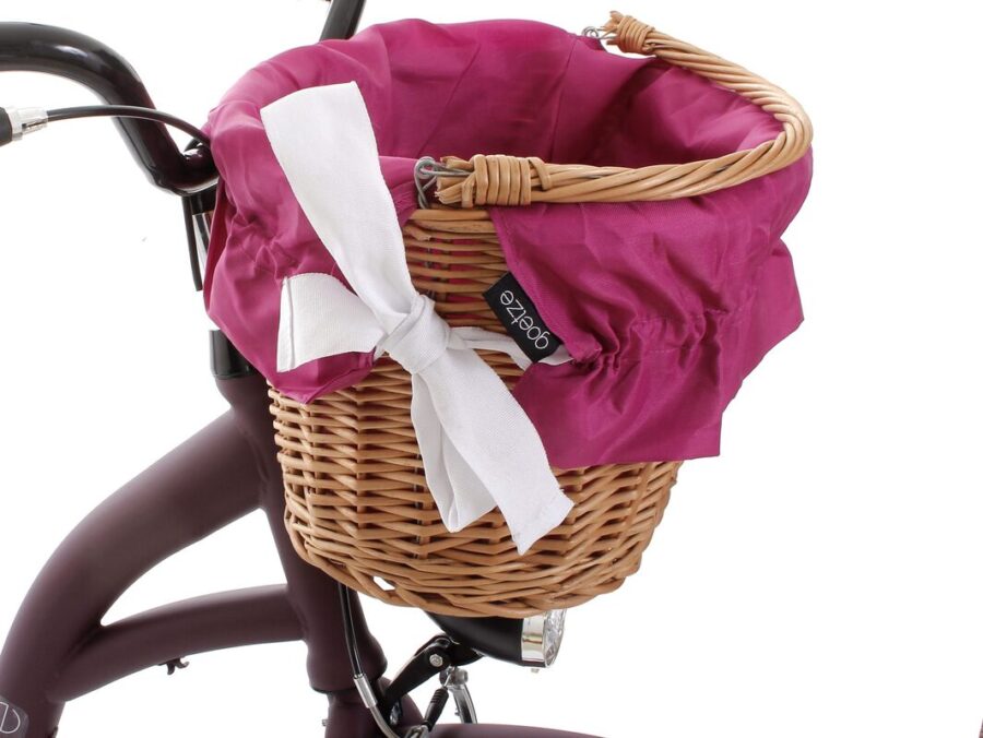 Coș bicicletă împletit, căptușeală roz, fundă albă.
