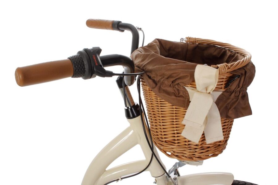 Coș de răchită pe ghidonul bicicletei