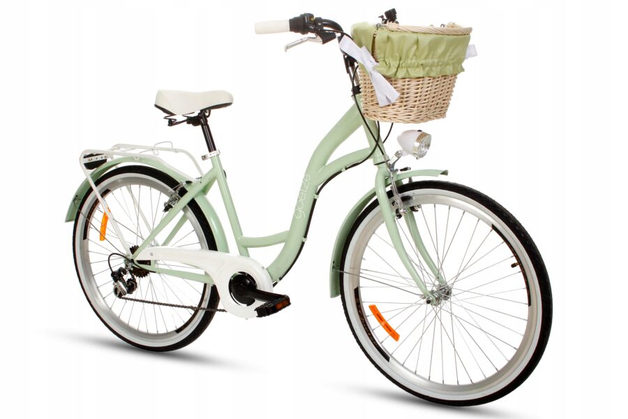 Bicicletă verde cu coș de răchită în față.