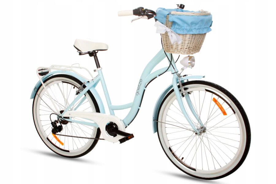 Bicicletă albastră cu coș împletit frontal