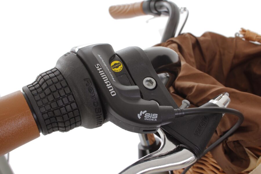 Schimbător Shimano pe bicicletă cu coș maro.