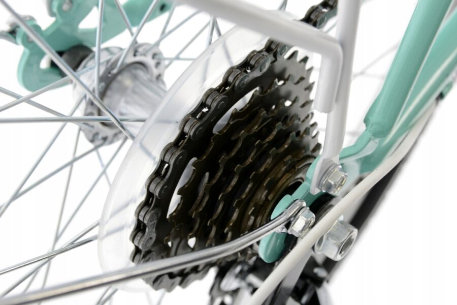 Prim-plan mecanism bicicletă cu lanț și pinioane metalice.