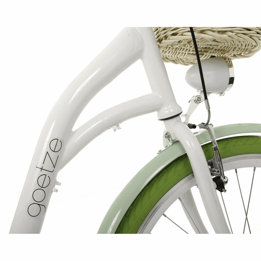 Bicicletă albă cu coș răchită și roți verzi