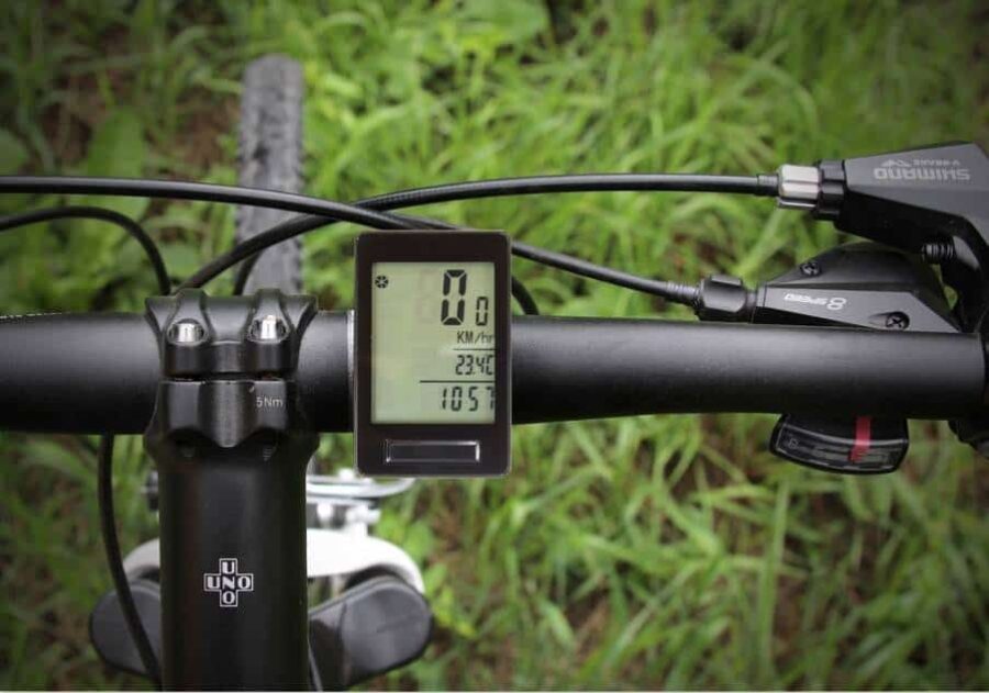 Odometru bicicletă pe ghidon, arătând viteză și distanță.
