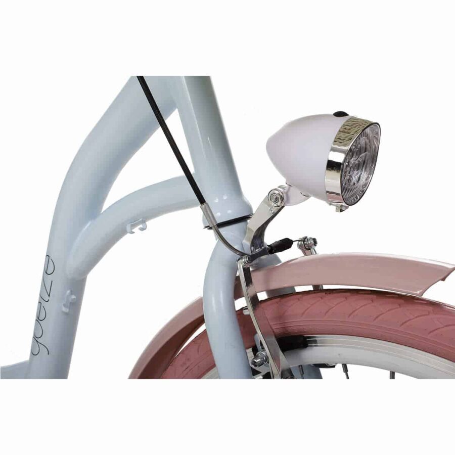 Lampă bicicletă retro pe cadru albastru și aripă roz.