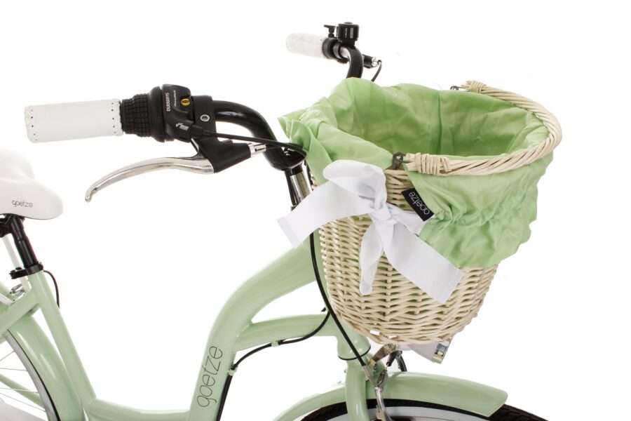 Coș împletit verde pe bicicletă albă.