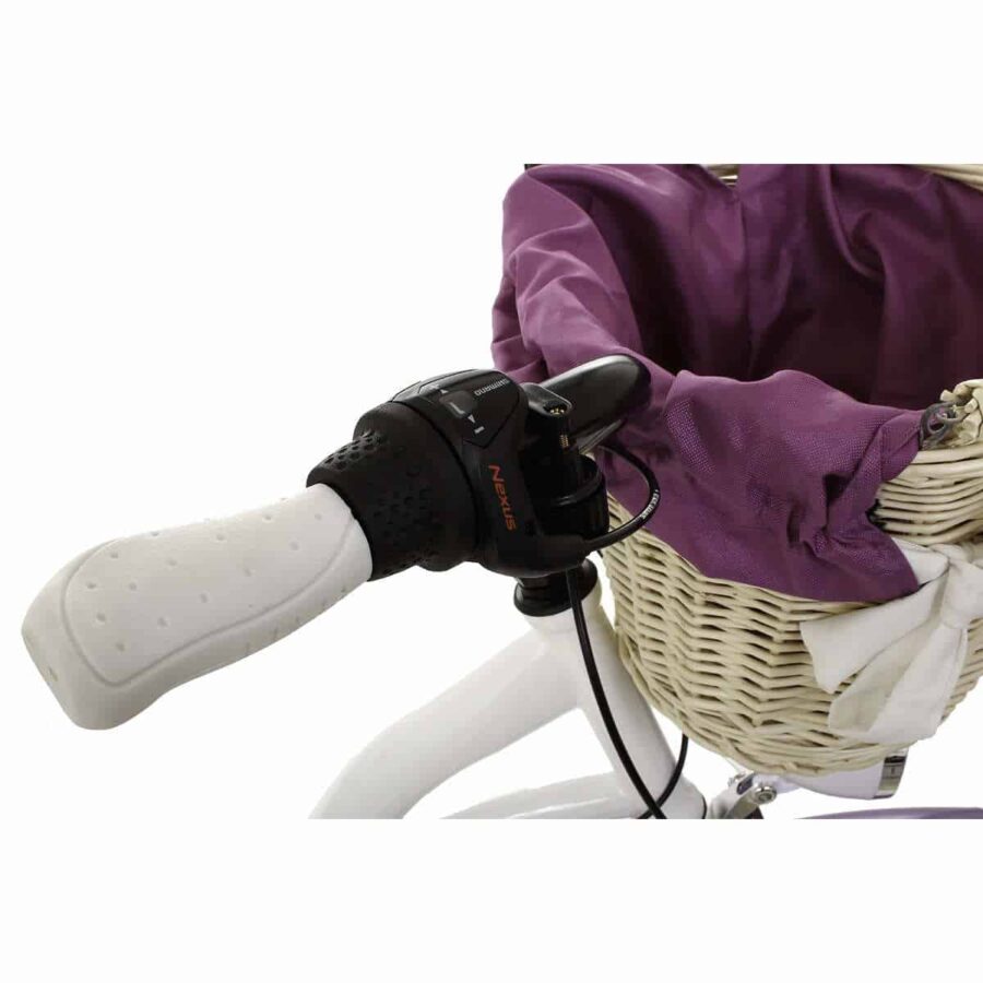 Mâner bicicletă alb cu coș răchită alb.