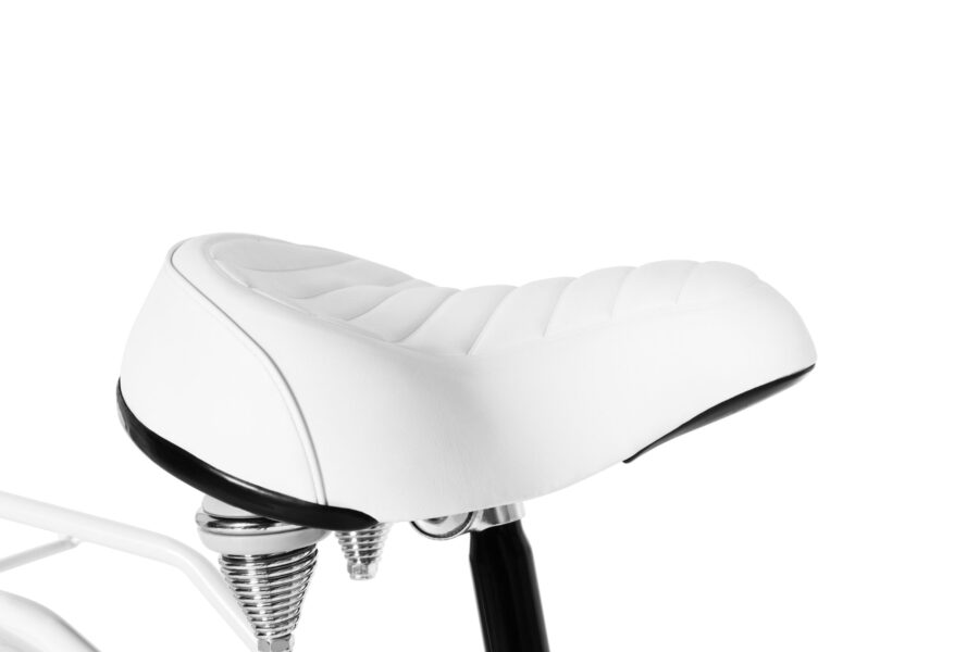 Șa de bicicletă albă, confortabilă și modernă.