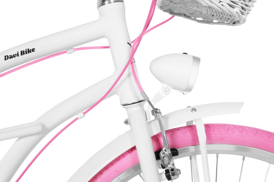Bicicletă albă cu detalii roz și coș.