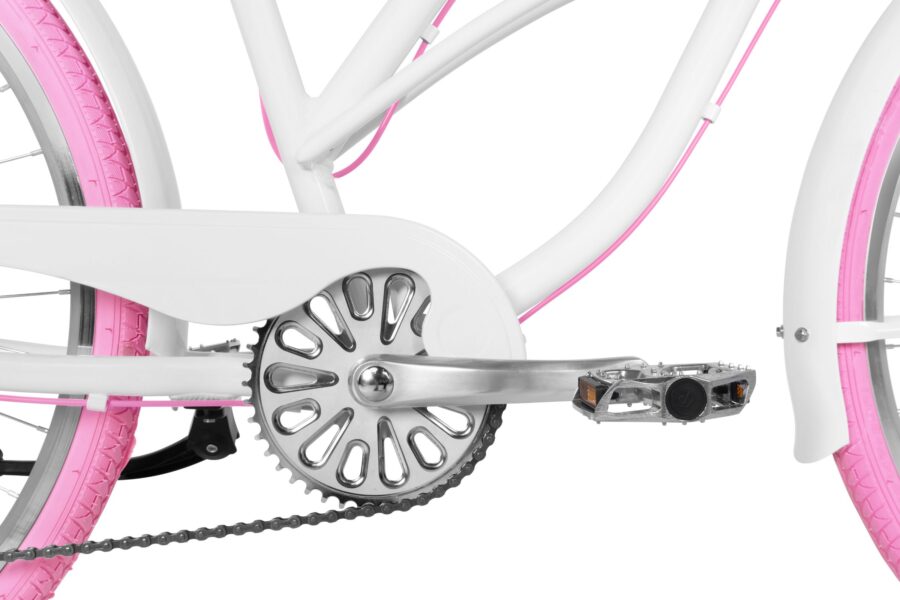Detaliu pedală de bicicletă albă cu roz.