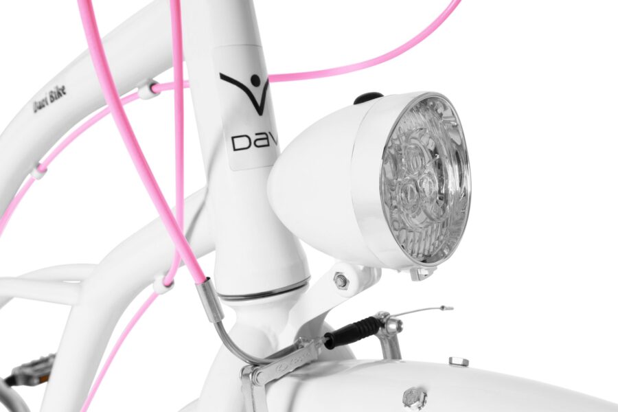 Detaliu bicicletă cu far și cabluri roz