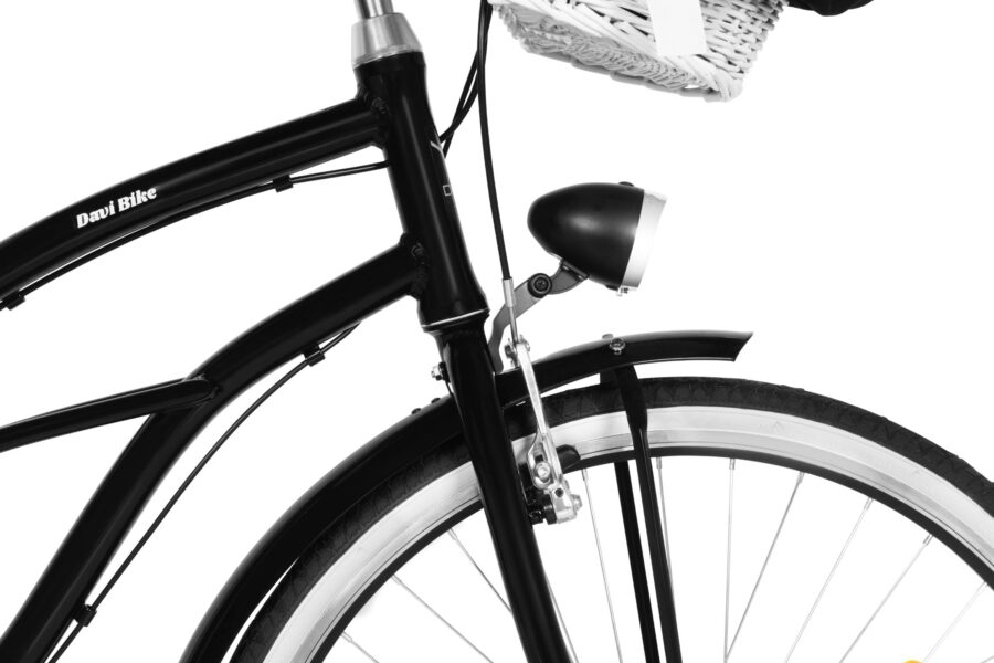 Bicicletă neagră, far și coș alb, detaliu frontal.