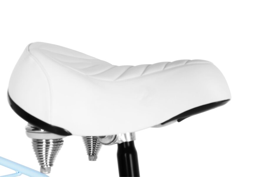 Sediu de bicicletă alb, confortabil și ergonomic.