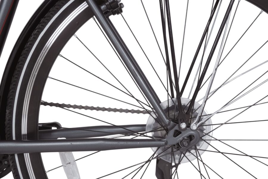 Roată de bicicletă cu spițe și lanț.